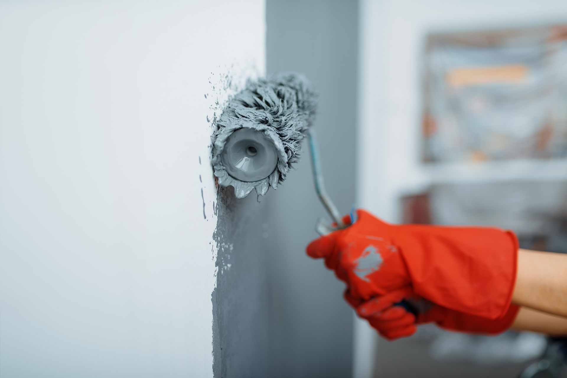 female-house-painter-hand-with-paint-roller-G4LXVPF.jpg